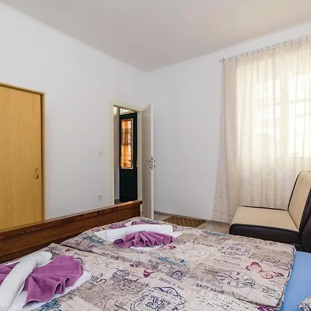 Gorgeous Home In Selce With House Sea View Holiday home