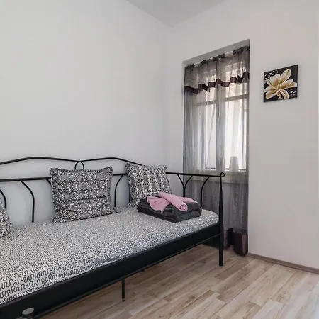 2 Bedroom Beautiful Home In Selce Holiday home