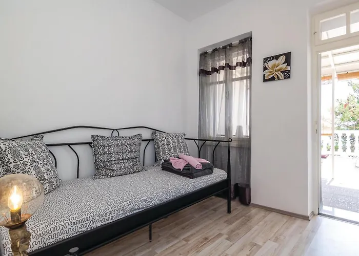 2 Bedroom Beautiful In بيت للعطل