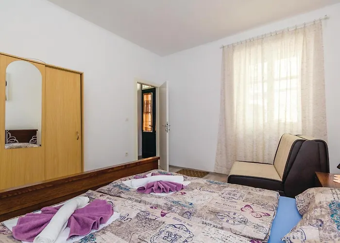 2 Bedroom Beautiful In بيت للعطل